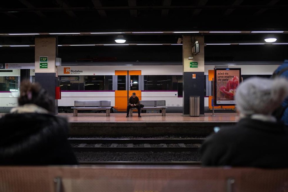 Varias personas esperan a coger un tren en la Estación de Fabra i Puig, este lunes.