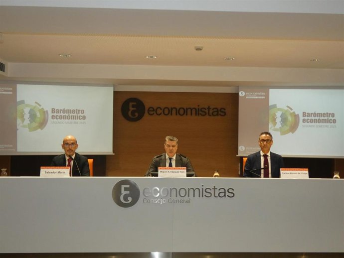 Salvador Marín, Miguel Ángel Vázquez Tain y Carlos Alonso de Linaje durante la presentación del 'Barómetro Económico' del segundo semestre de 2025.
