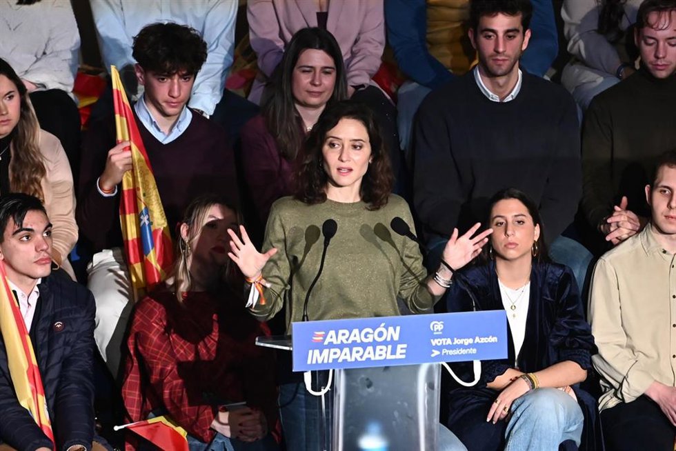 La presidenta de la Comunidad de Madrid, Isabel Díaz Ayuso,  interviene en un acto de campaña electoral, en el cine Palafox, a 25 de enero de 2026, en Zaragoza, Aragón (España). 