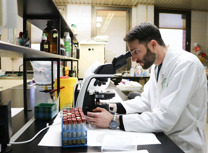 El investigador de la ULE Raúl Pérez Caballero ha realizado un estudio centrado en las principales parasitosis transmitidas a través de los alimentos.