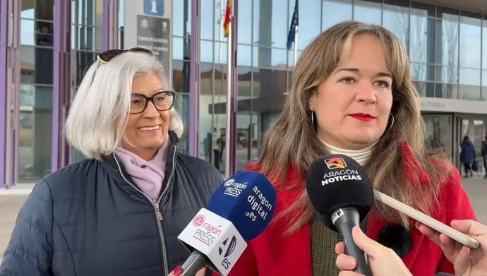 La candidata de Podemos -Alianza Verde a la Presidencia de Aragón, María Goikoetxea (d), y la responsable de Memoria Democrática de la formación morada, Pilar Gimeno, este lunes en la Ciudad de la Justicia.