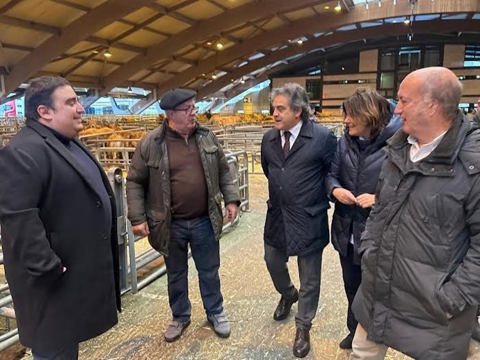 Visita del PP al mercado de ganados de Pola