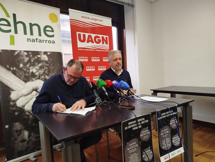 El presidente de UAGN, Félix Bariáin, y el presidente de EHNE Nafarroa, Fermín Gorraiz