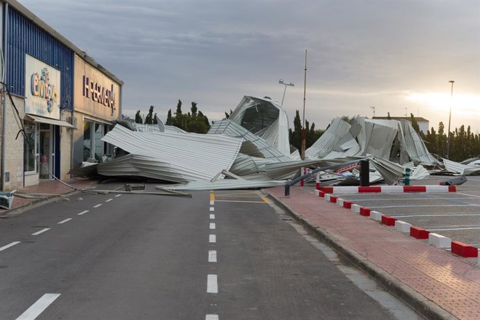 O telhado de um armazém que foi arrancado pelo vento, em 26 de janeiro de 2026, em Ibiza, Ilhas Baleares (Espanha). A tempestade com ventos fortes e tempestades das últimas horas deixou um total de 83 incidentes, a maioria em Ibiza. Mais especificamente, 