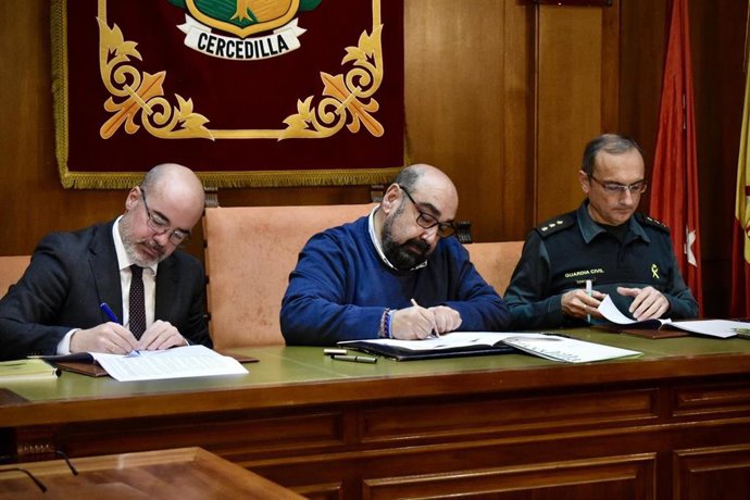El delegado del Gobierno, Francisco Martín, el alcalde de Cercedilla, David José Martín, y el jefe de la Comandancia de la Guardia Civil en Madrid, el coronel Carlos de Miguel, firman el acuerdo de adhesión del municipio al sistema VioGén