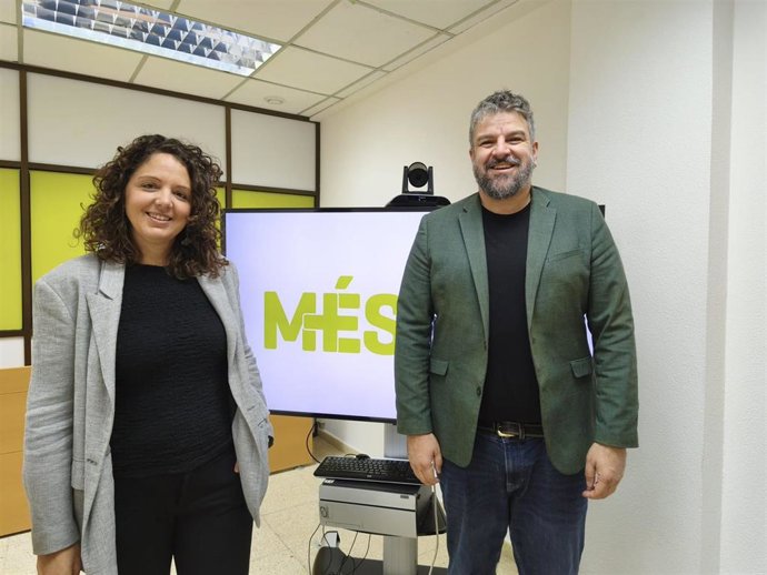 Los diputados de MÉS per Mallorca en el Parlament Marta Carrió y Lluís Apesteguia.