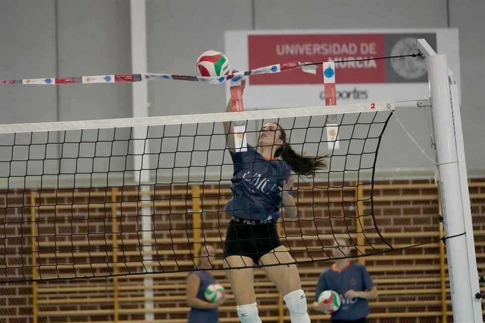 El equipo de voleibol de la UMU entrena con el sistema de doble red