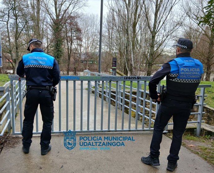 Cerrado el puente peatonal sobre el río Arga.