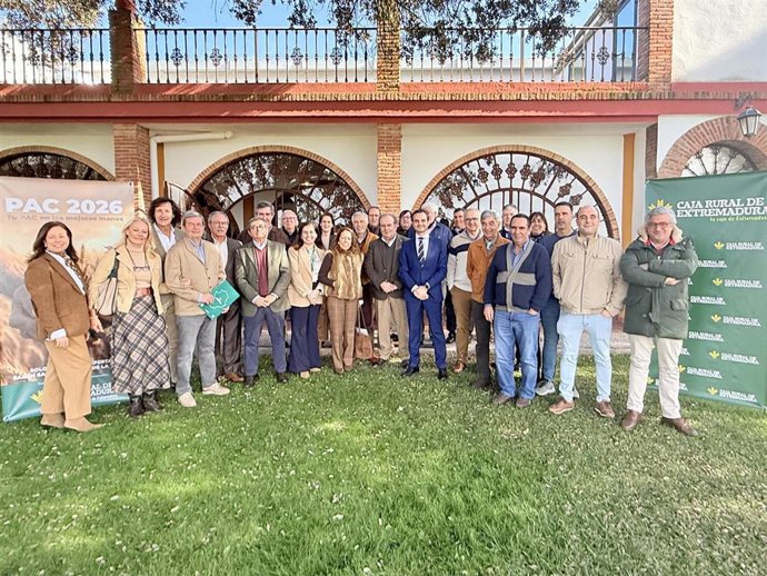 Foto de familia con los representantes del sector ganadero en El Toril