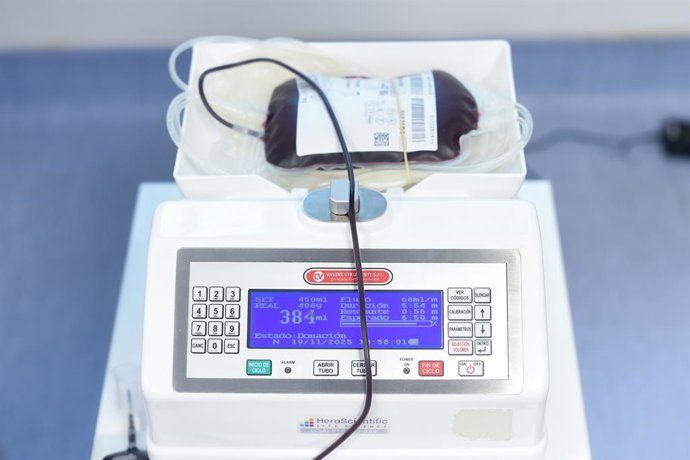 Archivo - Arquivo - Uma pessoa doa sangue durante a 28ª maratona de doação de sangue no Hospital Ramón y Cajal, em 19 de novembro de 2025, em Madri (Espanha). Sob o lema “Doe sangue, crie sonhos”, o Hospital público Ramón y Cajal celebra, entre os dias 1