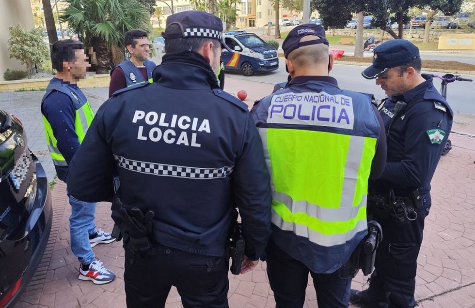 Agentes de Policía Nacional y Local de Benalmádena