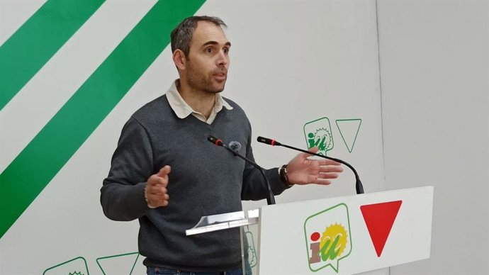 El coordinador general de IU Andalucía y diputado en el Congreso, Toni Valero, en rueda de prensa en Málaga