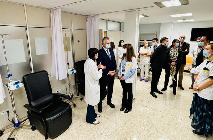 El consejero de salud, Juan José Pedreño, visita el nuevo hospital de día de Diabetes