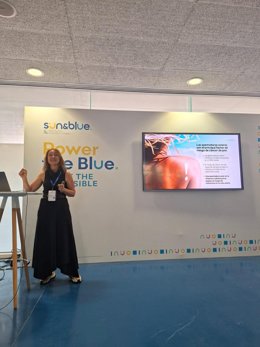 La jefa de servicio de Dermatología del HUCS y directora del Proyecto Soludable, Magdalena de Troya, presenta nueva mención de playas soludables.