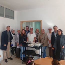 El delegado territorial de Desarrollo Educativo y Formación Profesional de la Junta de Andalucía en Cádiz, José Ángel Aparicio, y la alcaldesa de Jerez, María José García-Pelayo, en una visita al nuevo comedor del CEIP Alcazaba