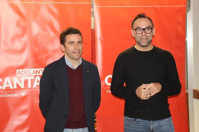 Archivo - Los secretarios generales del PSOE en Cantabria y en Reinosa, Pedro Casares y Sergio Balbontín