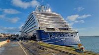 El crucero Spirit of Discovery parte hacia Las Palmas tras atracar en Santander más tiempo del previsto por el temporal