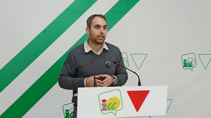 El coordinador general de IU Andalucía y diputado en el Congreso, Toni Valero, en rueda de prensa