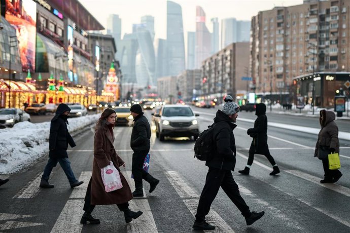 Varias personas caminando por una calle de la capital de Rusia, Moscú (archivo)