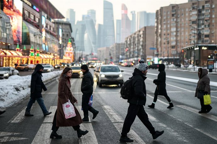 Varias personas caminando por una calle de la capital de Rusia, Moscú (archivo)