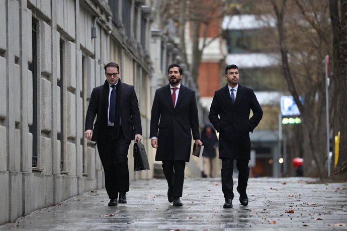 El eurodiputado y líder de Se Acabó la Fiesta (SALF), Luis 'Alvise' Pérez (c), a su llegada al Tribunal Supremo, a 26 de enero de 2026, en Madrid (España). El Tribunal Supremo (TS) escucha hoy al eurodiputado y líder de Se Acabó la Fiesta (SALF) por el pr
