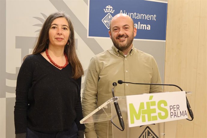 El regidor de MÉS per Palma, Miquel Àngel Contreras, junto a la portavoz de este grupo municipal, Neus Truyol, en rueda de prensa