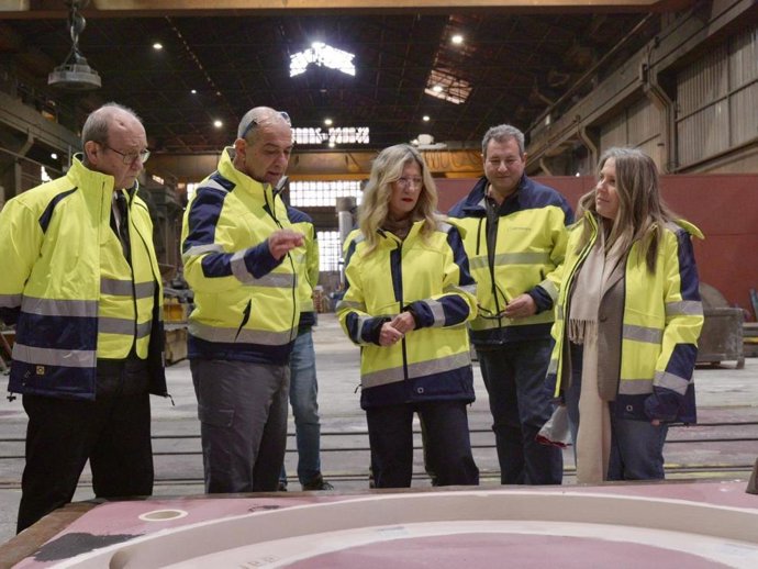La vicepresidenta Mar Vaquero en un momento de su visita este lunes a la empresa Ebroacero.