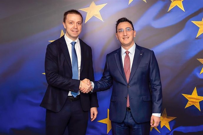 Paulius Motiejunas (izda) junto a Glenn Micallef en la sede de la UE en Bruselas