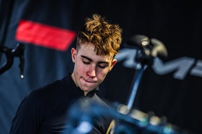 El ciclista español Benjamín Noval observa su bicicleta antes de salir a entrenar.
