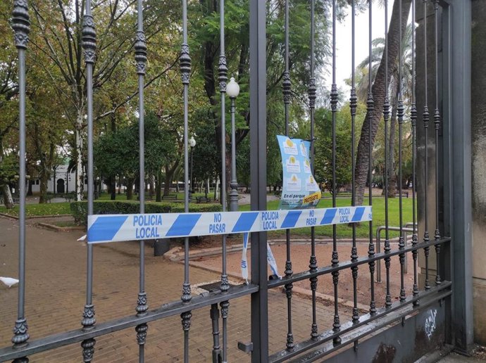 Archivo - Cierre de los parques públicos en Córdoba por la alerta de viento y lluvia.
