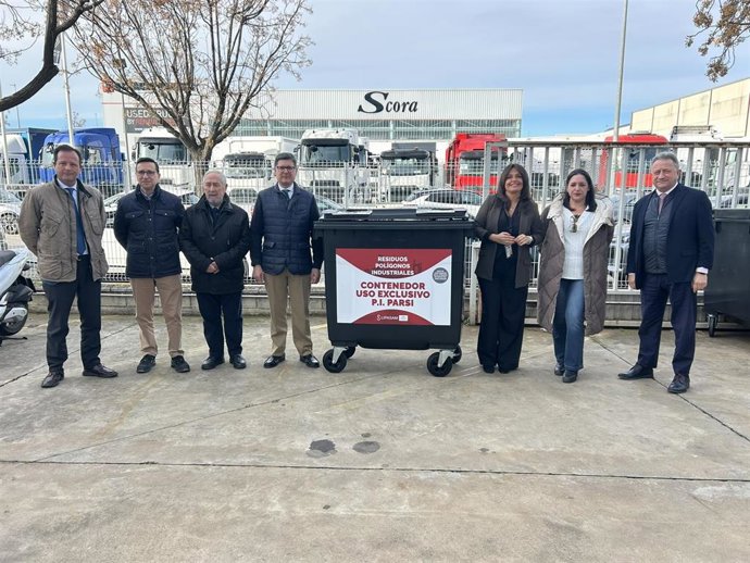 La delegada de Limpieza, en el centro, junto a responsables de la asociación de parques empresariales y de Lipasam en el polígono Parsi de la capital andaluza.