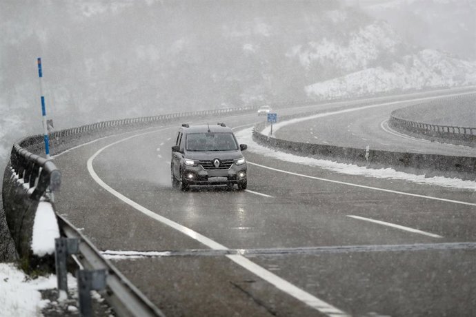 Nevada en la Autovía A6, a su paso por el Concello de As Nogais, a 23 de enero de 2026, en Lugo, Galicia (España). La Xunta suspende las clases en gran parte de Lugo por la borrasca Ingrid. Las zonas de A Montaña, el sur y el centro de la provincia se enc