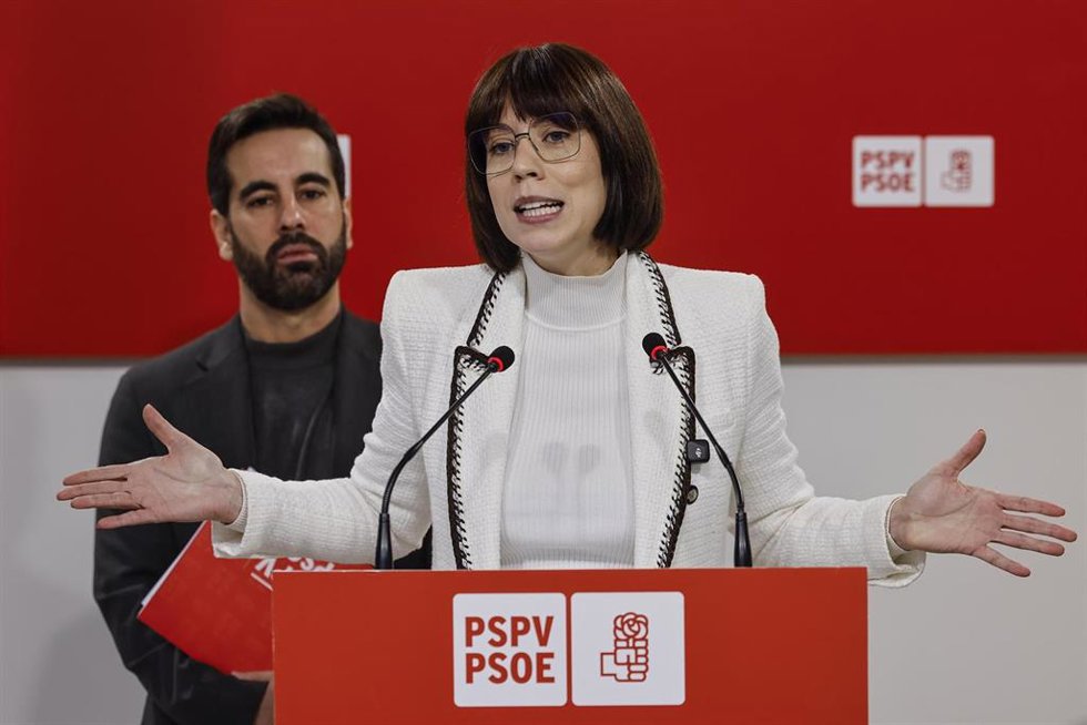 La secretaria general del PSPV y ministra de Ciencia, Diana Morant, y el síndic del PSPV, José Múñoz, en rueda de prensa