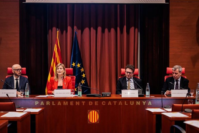 El jefe de la oficina del PE en Barcelona, Sergi Barrera; la vicepresidenta del Parlament, Raquel Sans; el director de la CE en Barcelona, Manuel Szapiro, y el presidente del Consell Català del Moviment Europeu, Jordi Xuclà