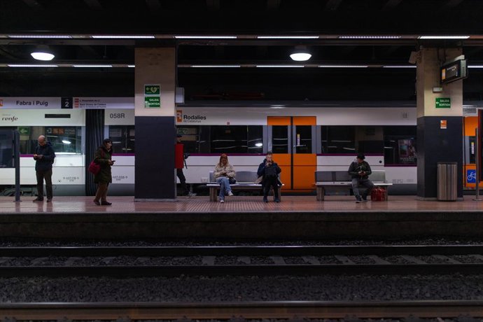 Passatgers amb un tren de Rodalies aturat per la incidència
