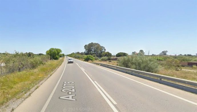 Carretera A-2075 de acceso sur a Rota (Cádiz), cortada por un socavón.