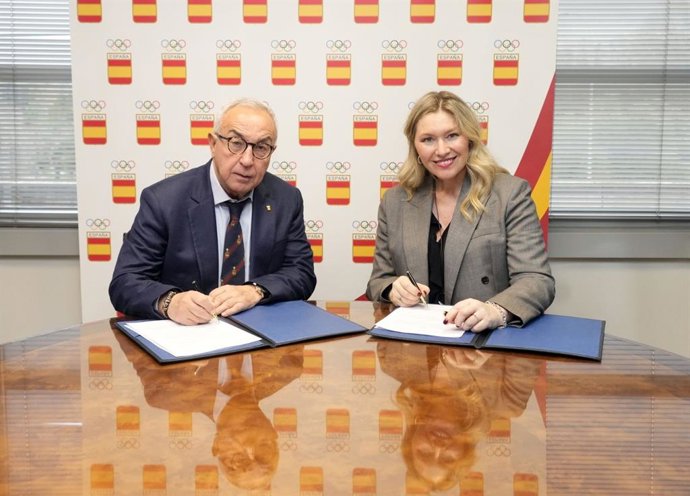 Alejandro Blanco, presidente del COE, y Gloria López, CMO de HSN, firman un acuerdo de patrocinio de cara a Los Angeles 2028.