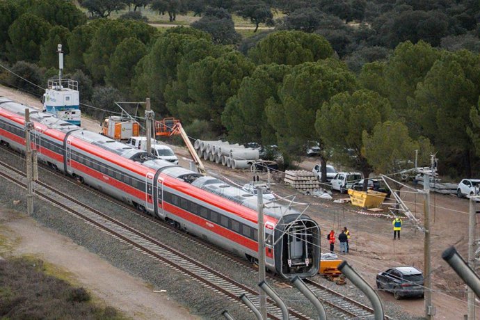 Trabajadores realizan tareas de retirada de los vagores en el punto de las vías donde tuvo lugar el accidente de trenes de Adamuz, a 24 de enero de 2026 en Adamuz (Córdoba, Andalucía).