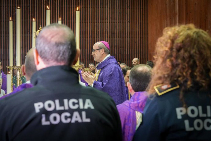 O bispo de Córdoba, Jesús Fernández, preside a missa fúnebre em memória das vítimas do acidente ferroviário de Adamuz, em 25 de janeiro de 2026, em Adamuz (Córdoba, Andaluzia, Espanha). A Caseta Municipal de Adamuz (Córdoba) acolheu a celebração.