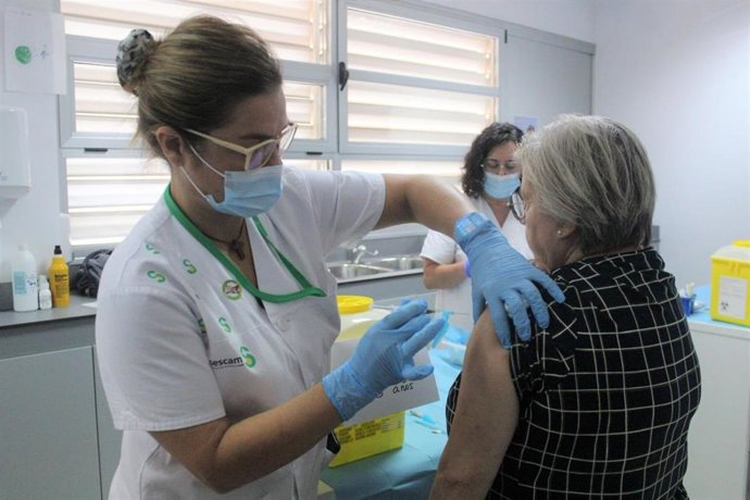 Archivo - Vacuna contra la gripe.