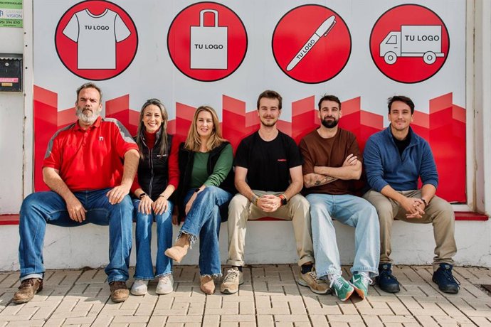La malagueña 'No es Fácil' celebra dos décadas impulsando marcas a través del merchandising