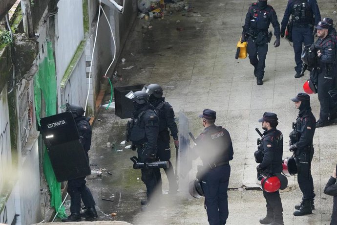 Varios ertzainas durante el desalojo de uno de los pabellones okupados en el barrio de Herrera, a 26 de enero de 2026, en San Sebastián