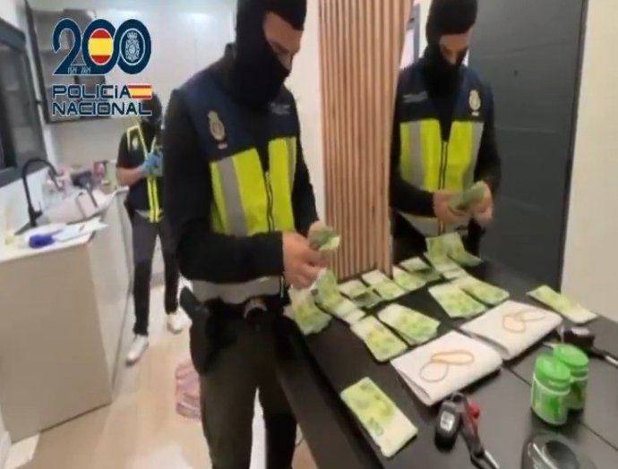 Agentes de la Policía Nacional en uno de los registros por el que se ha desmantelado a la organización que dominaba el tráfico de cocaína por el Atlántico.