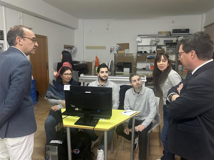 El alcalde de Cáceres, Rafael Mateos, y el consejero de Economía, Guillermo Santamaría, dan la bienvenida a alumnos del programa Escala Olimpo II