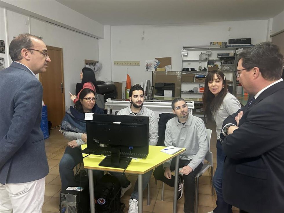 El alcalde de Cáceres, Rafael Mateos, y el consejero de Economía, Guillermo Santamaría, dan la bienvenida a alumnos del programa Escala Olimpo II