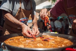 Archivo - Imagen de archivo de cocineros que preparan un arroz