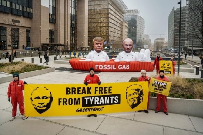 Activistas de Greenpeace despliegan dos muñecos hinchables gigantes del presidente de Estados Unidos, Donald Trump, y el presidente de Rusia, Vladimir Putin, frente al Consejo Europeo con una pancarta que clama "Libérense de los tiranos".