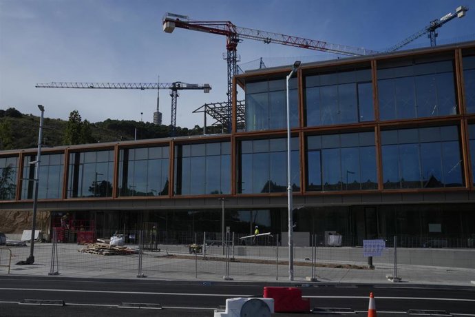 Archivo - Fachada del CaixaResearch Institute en obras.