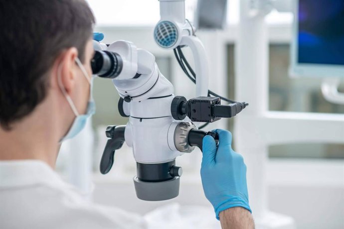 Cómo la odontología microscópica mejora los resultados en esta clínica dental en Badajoz