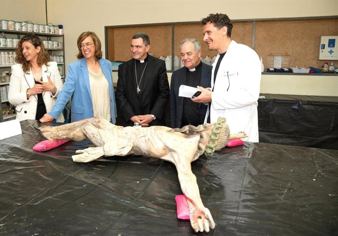 Armisén y el obispo en una visita al taller de restauración de obras de arte de la provincia.